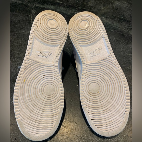 Nike white leather men’s shoe - Picture 2 of 3